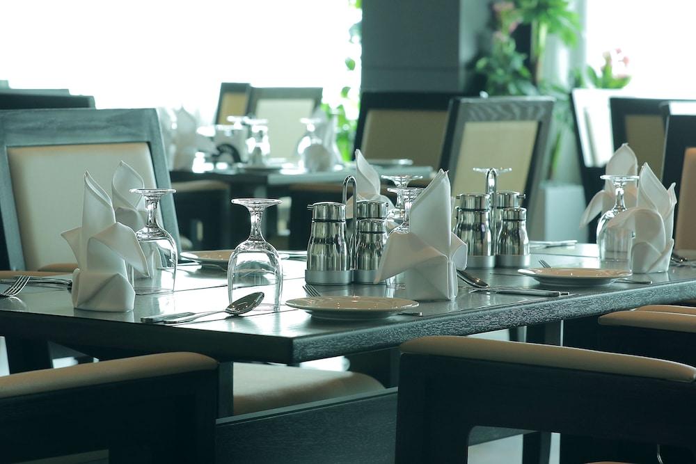 Park Regis Lotus Hotel Manama Eksteriør billede